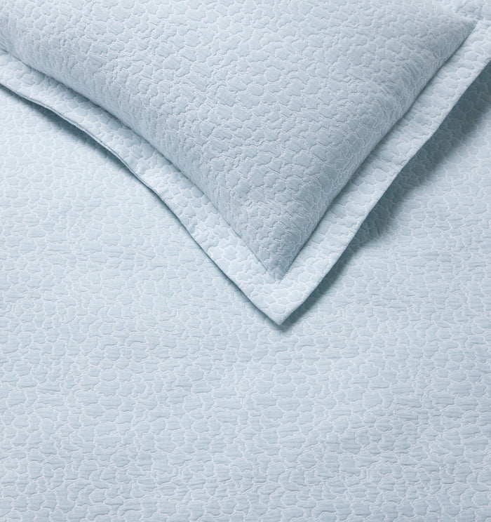 Aurelia white/poolside coverlet and sham