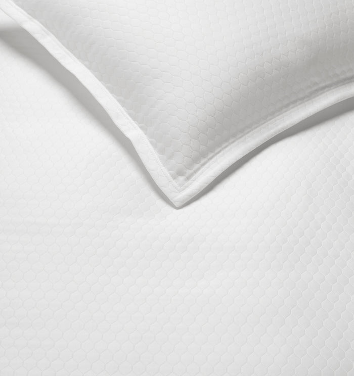 Favo white coverlet & sham