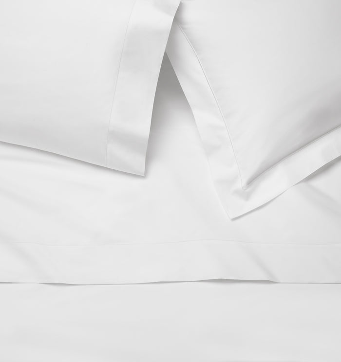 Luxor white flat sheet, pillowcase and sham vignette in white