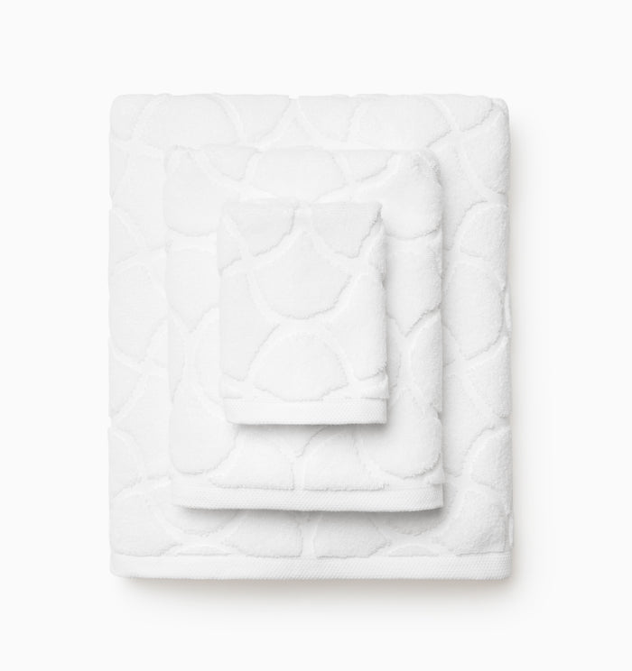 Oasi white bath towels stacked, top to bottom: washcloth, hand towel, bath towel.