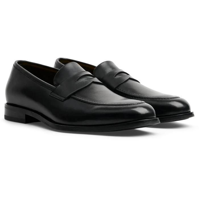The Duke in Obsidian black full-grain leather 3/4 View