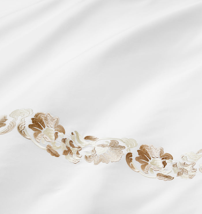 Tralcio white/sand bed linens close up